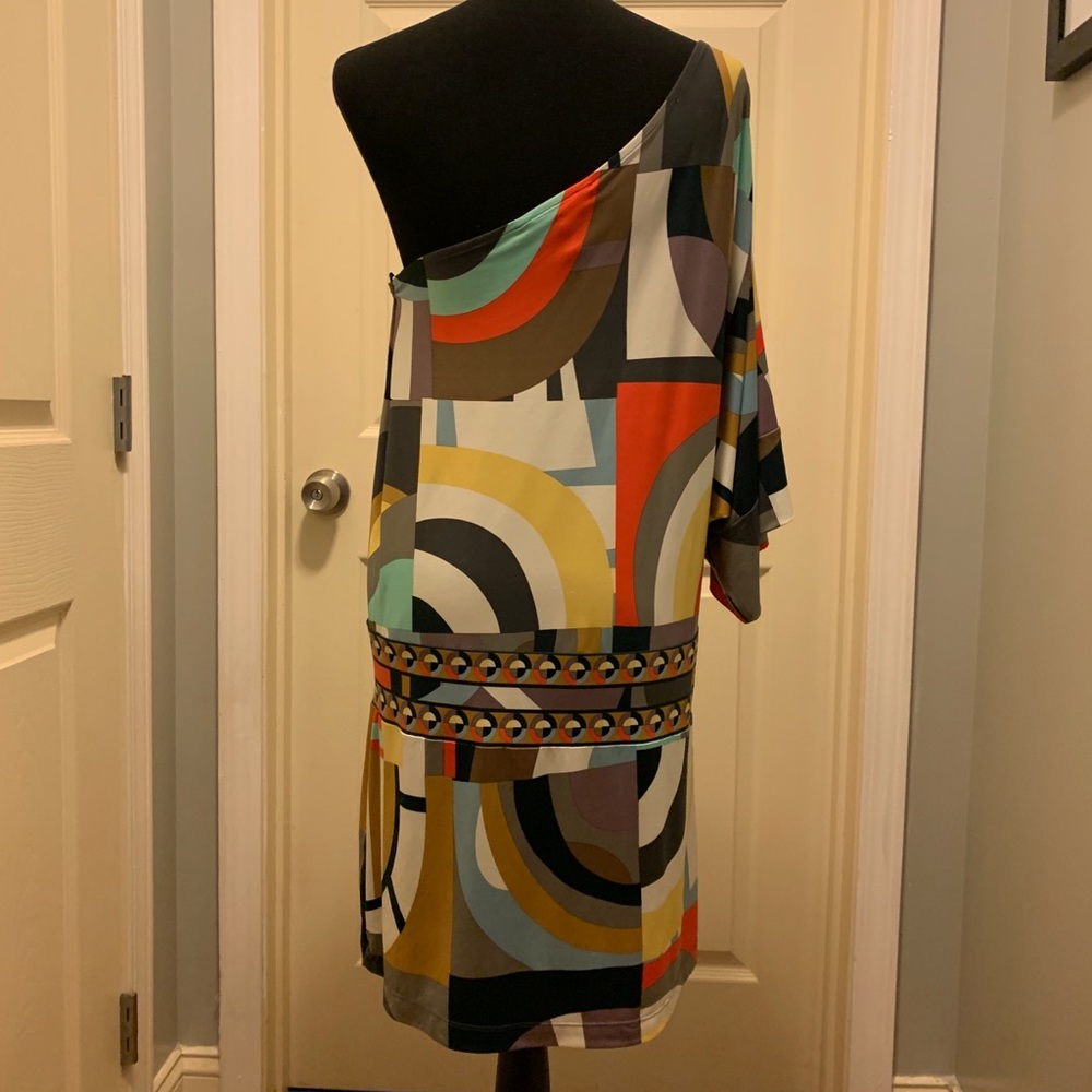 BCBG Maxazria One-shoulder multi-colored long top has great stretch, versatile - Picture 5 of 8